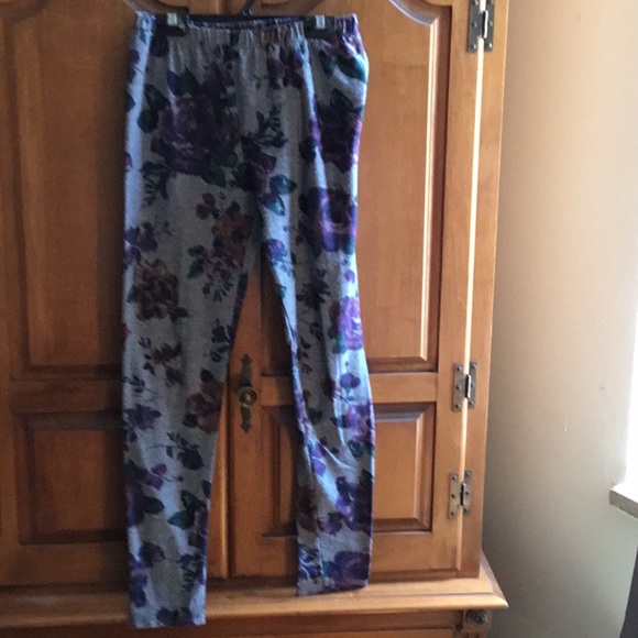 Grey floral print leggings. 6 for $20💕 - Picture 2 of 3